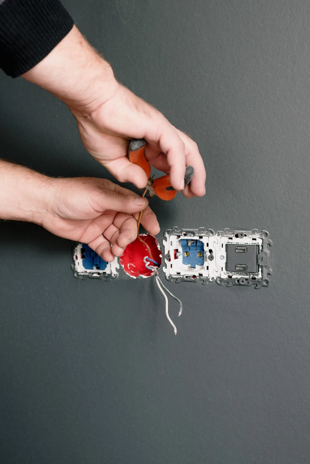 Stripping conductors at an outlet box, for flickering lights in Salt Lake City